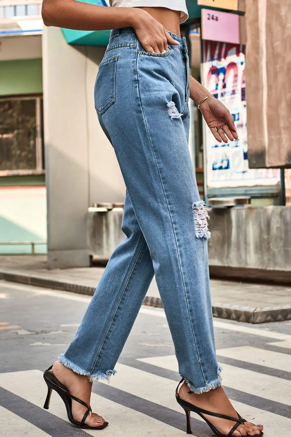 Distresssed Buttoned Loose Fit Denim Jeans