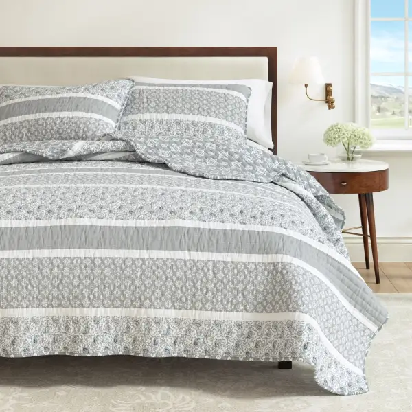 Elegant Striped Quilt Bedding Set