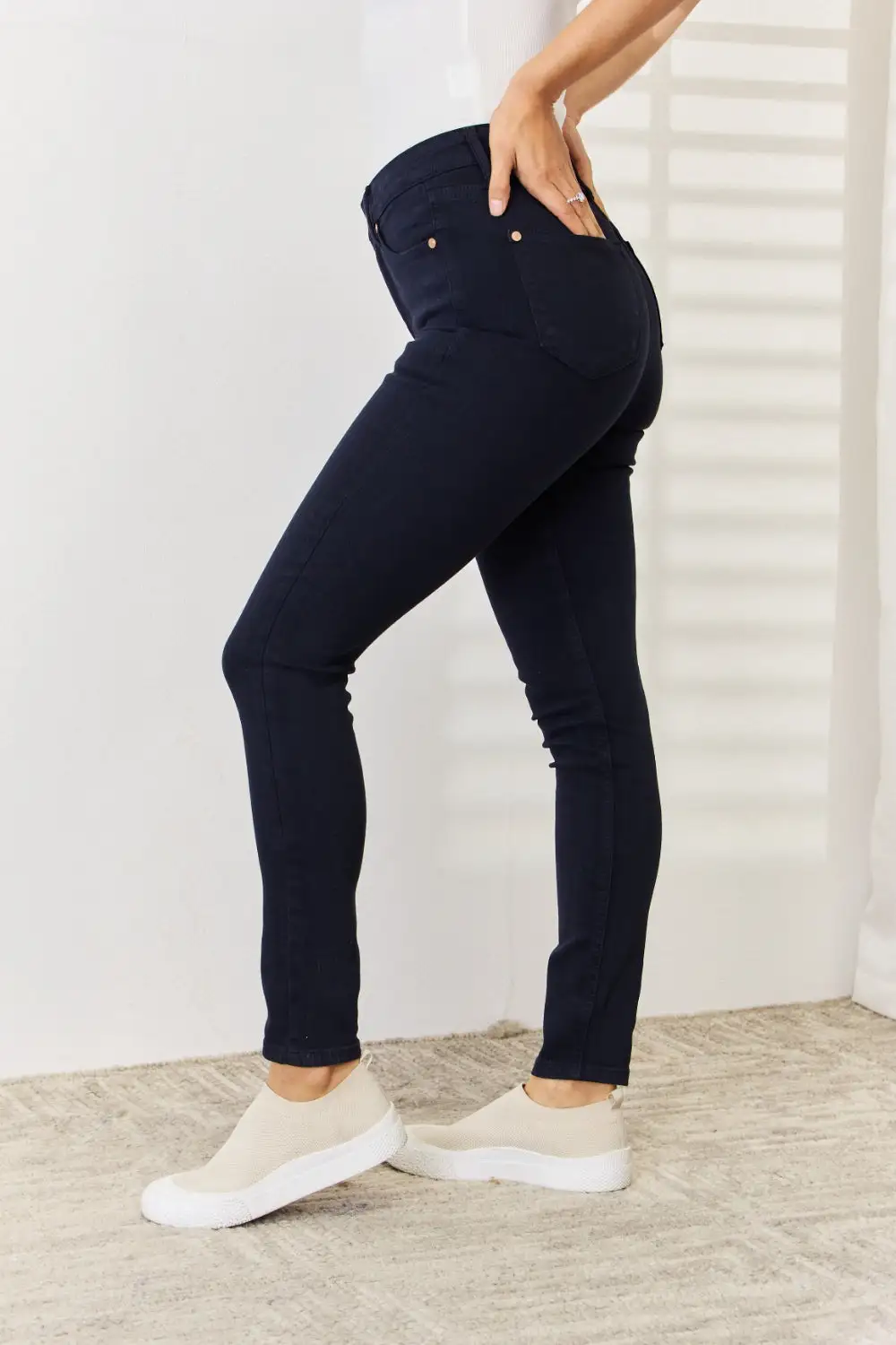 Modern Comfort-Fit Jeans