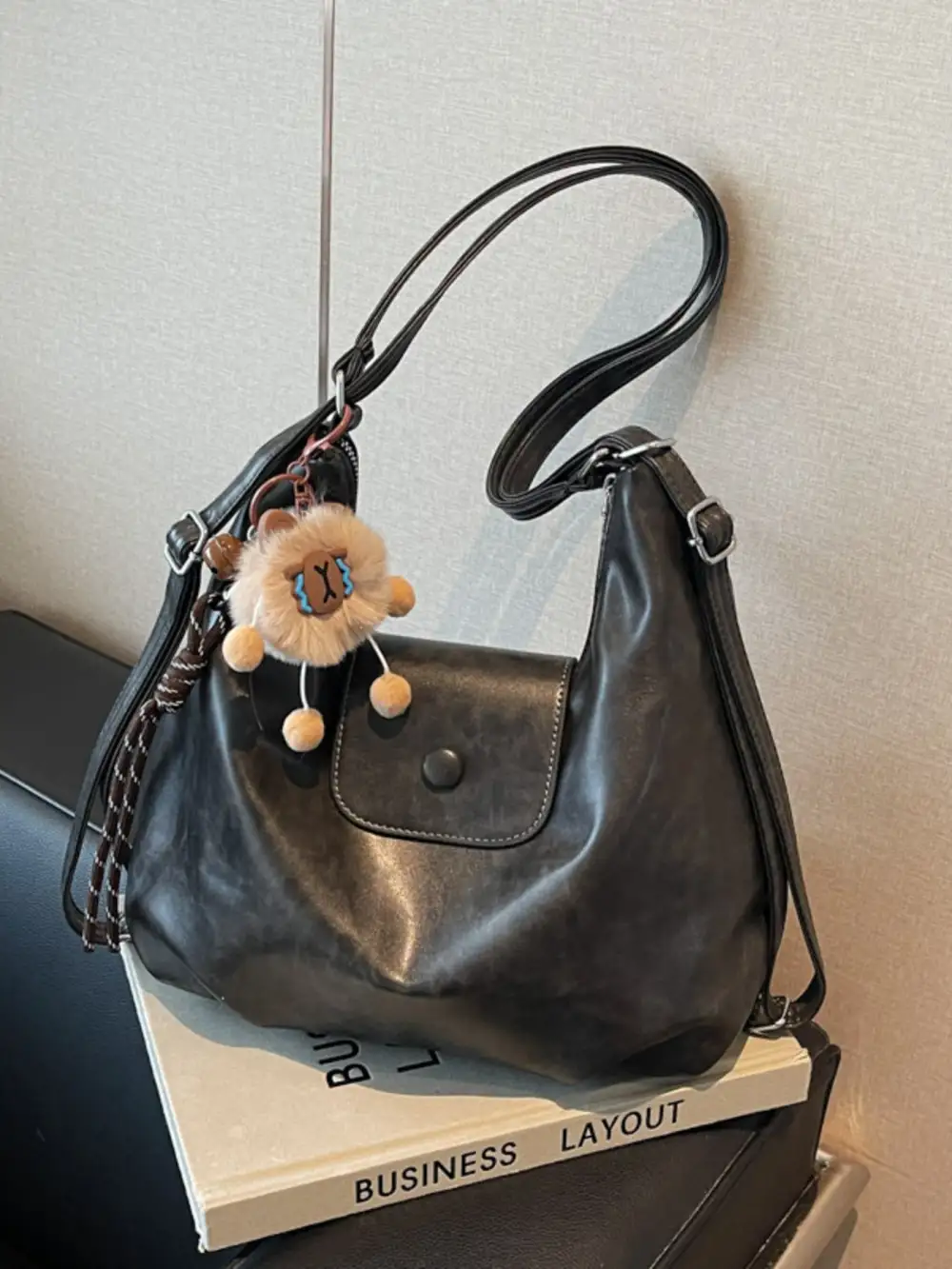 Minimal Finish Shoulder Bag