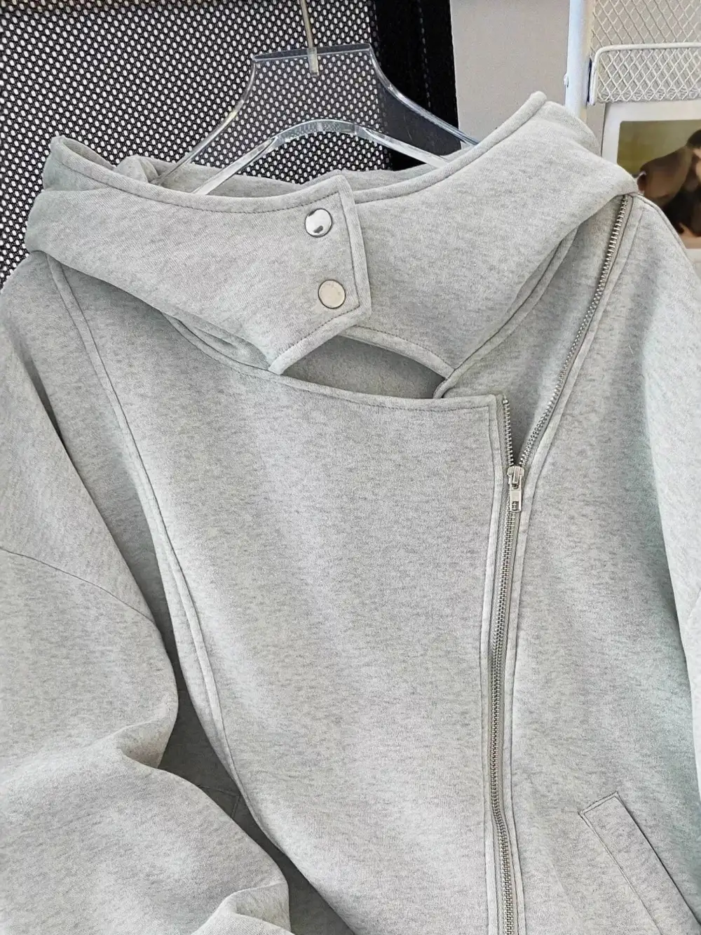 Refined Zip-Detail Pocketed Long-Sleeve Hoodie